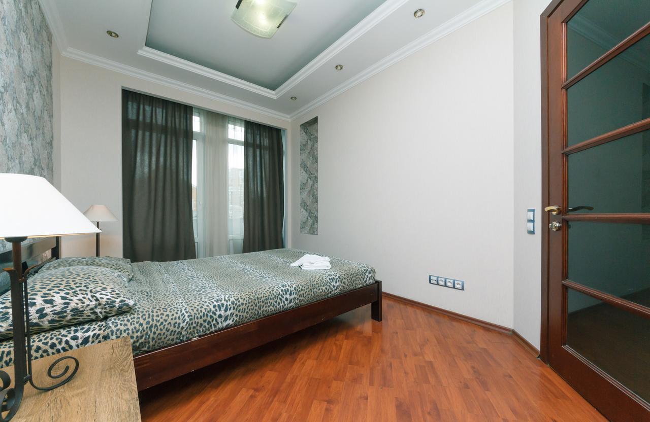 Two Bedroom Apartment On Kreschatik, Kyiv Center With Great View Buitenkant foto