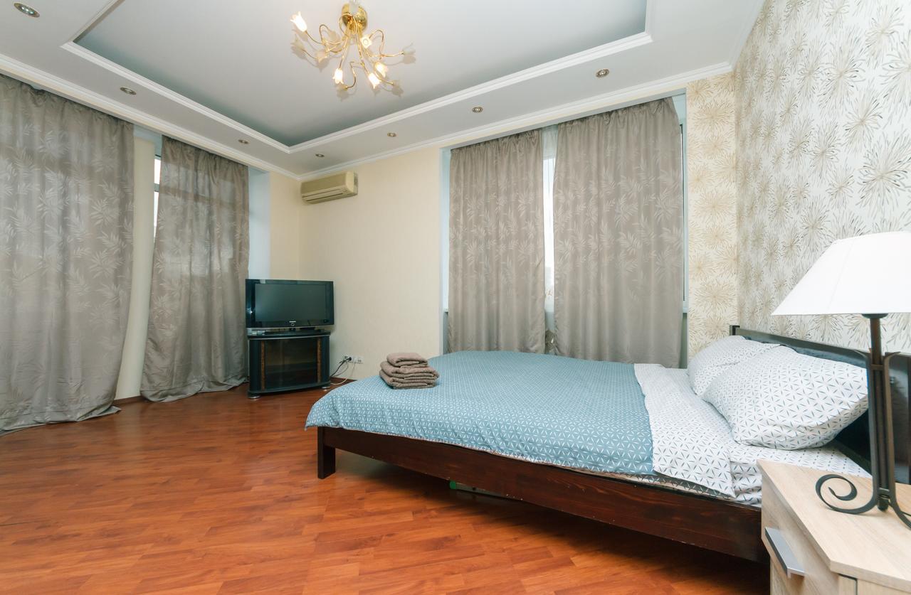 Two Bedroom Apartment On Kreschatik, Kyiv Center With Great View Buitenkant foto