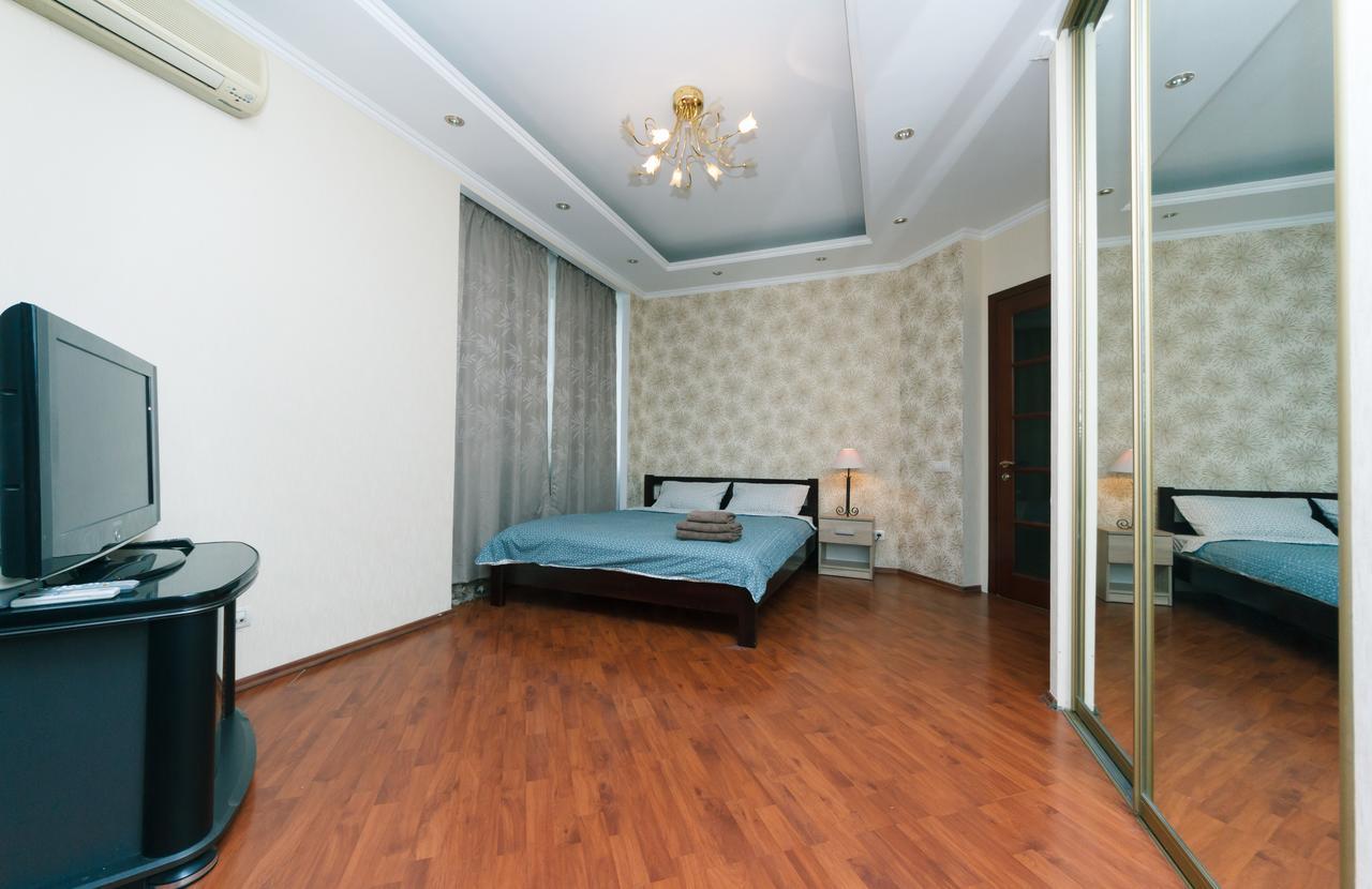 Two Bedroom Apartment On Kreschatik, Kyiv Center With Great View Buitenkant foto